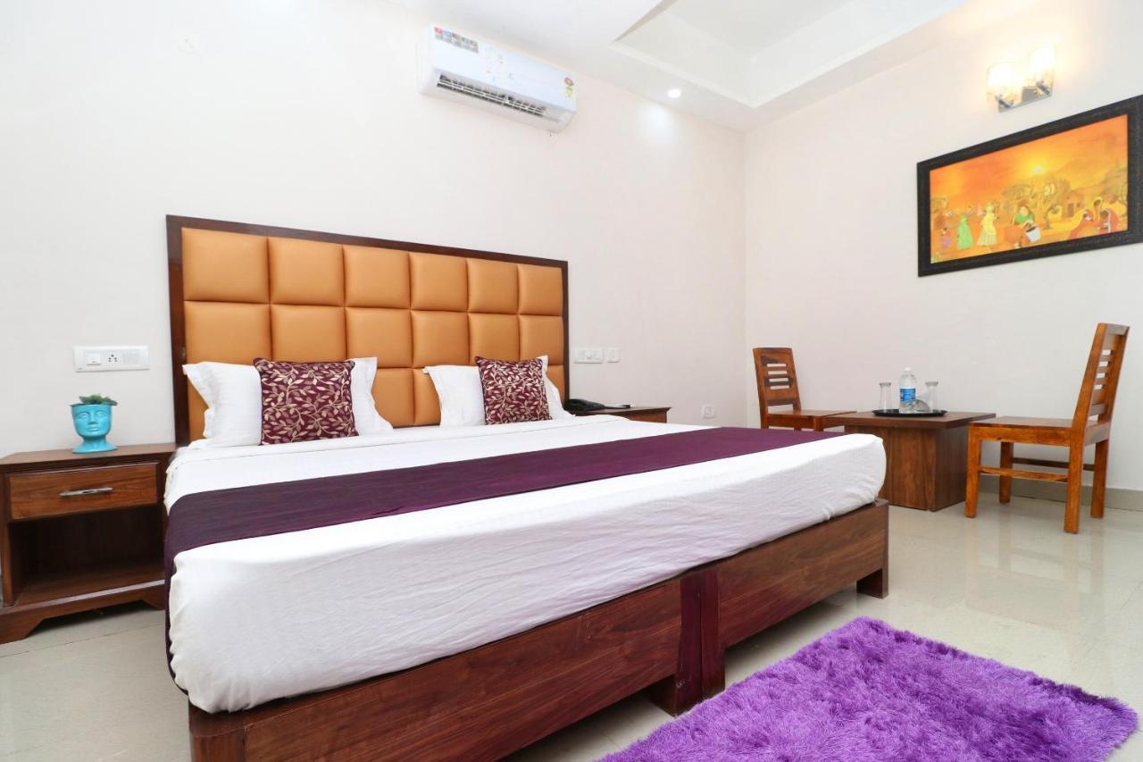 Oyo 14832 Hotel Rooftop Panchkula Eksteriør billede